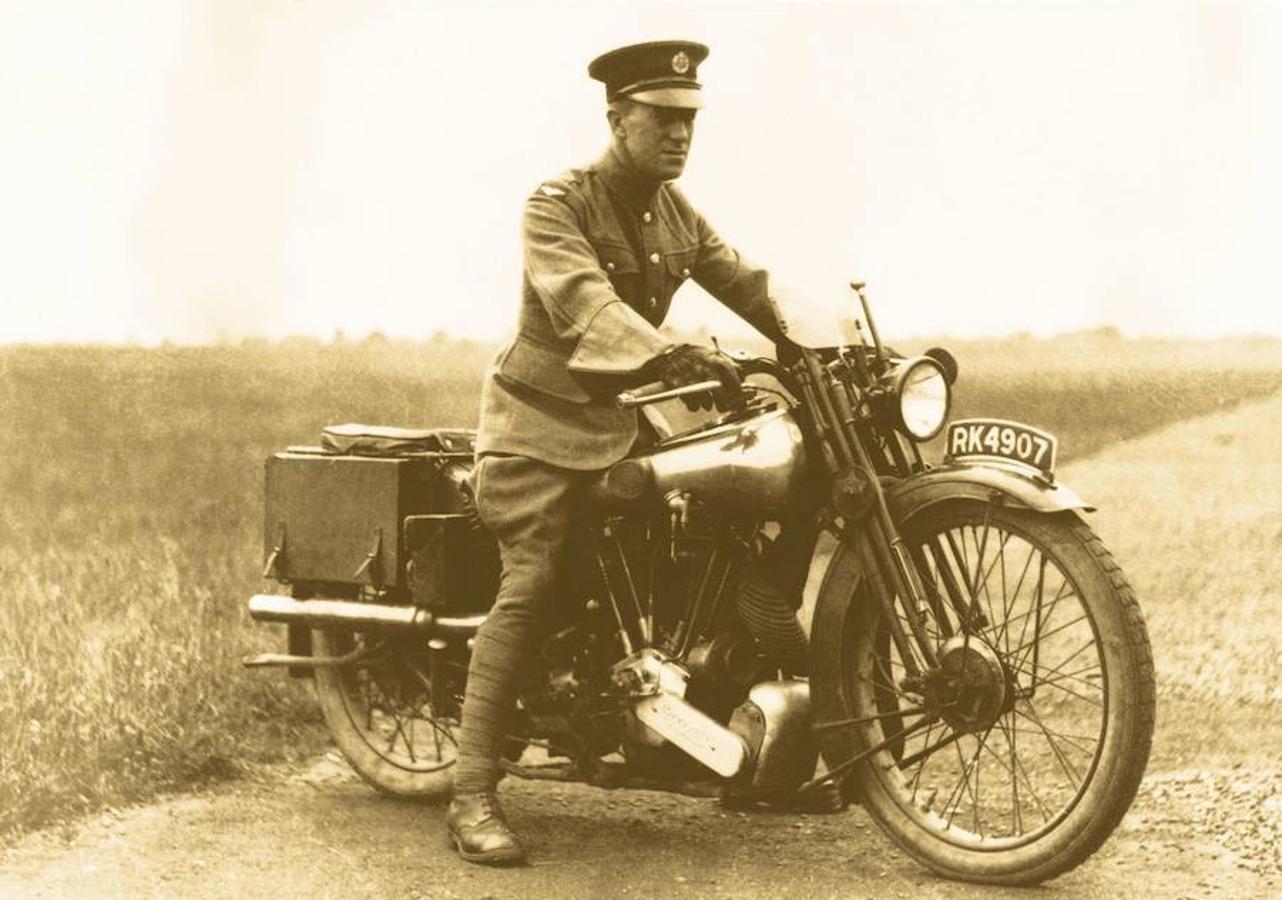 Lawrence de Arabia en su moto en 1925. 