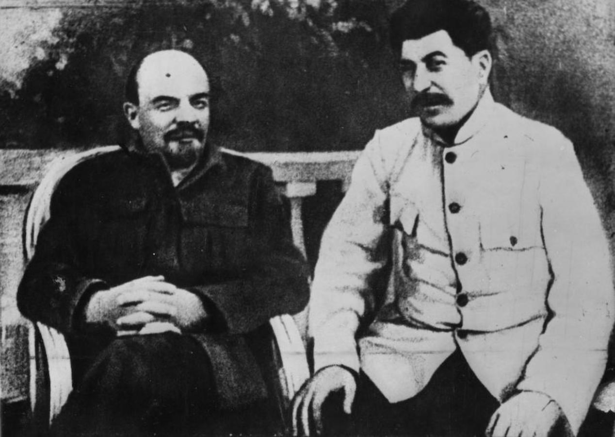 Lenin y Stalin conmemorando el 50 aniversario de un dirigente soviético. 