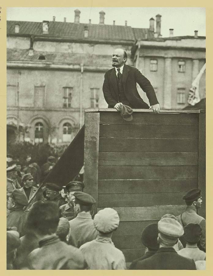 Discurso de Lenin. Trostky estaba en esta foto, pero fue borrado de la misma tras su caída. Esto era una práctica habitual en la época soviética