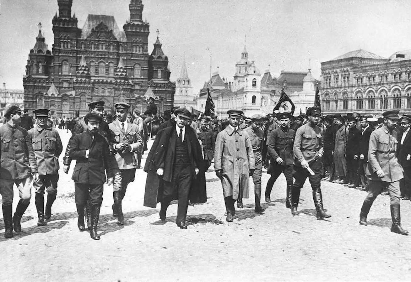 Lenin con un grupo de militares en la Plaza Roja de Moscú en 1919. 