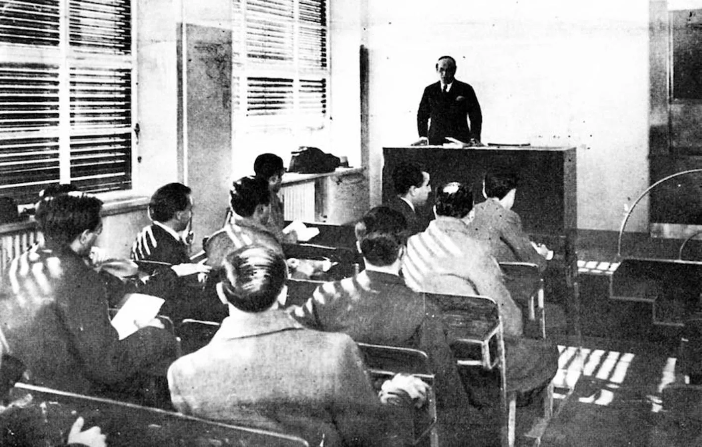 Ortega y Gasset imparte clase en la facultad de Filosofía y Letras de Madrid en 1933. 