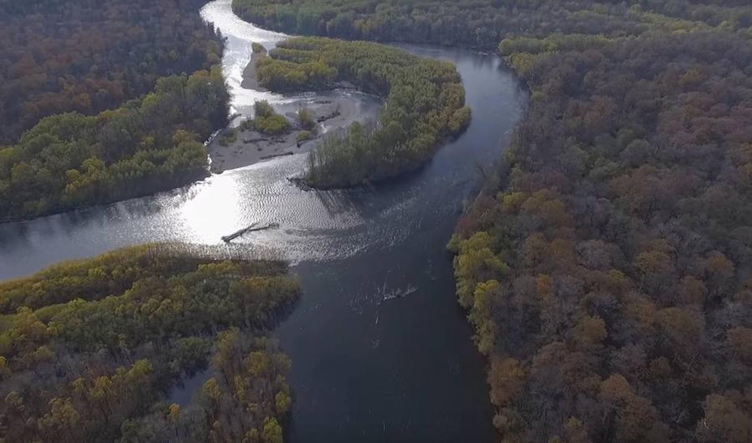 Este sitio natural ya se encontraba en la lista de Patrimonio Mundial desde 2001, pero la superficie inscrita ha sido ampliada hasta superar un millón de hectáreas: es el valle del río Bikin, en Rusia, que comprende bosques de coníferas y caducifolios, y mamíferos «notables», como tigres del Amur, ciervos almizcleros enanos, glotones y martas cibelinas, según la Unesco.. 