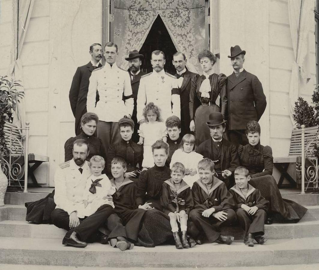 El zar Nicolás II de Rusia junto con su familia en el castillo de Bernsdorff.. Aparecen en la imagen su madre, la zarina María; su esposa, la zarina Alejandra; su hermano Miguel y los reyes Jorge I de Grecia y Christian IX de Dinamarca