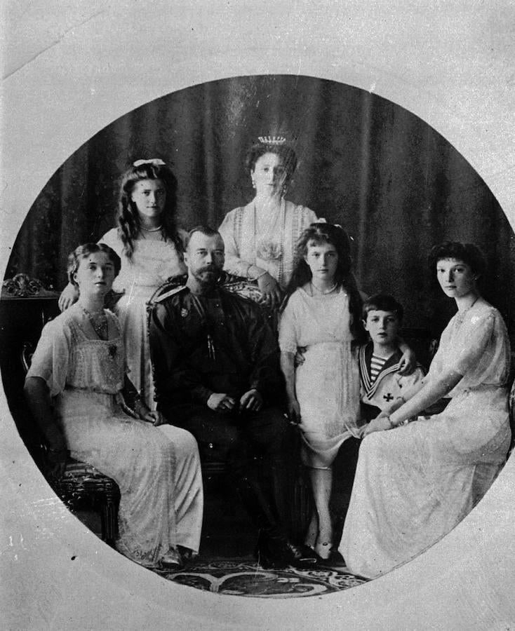 El zar Nicolás II de Rusia junto a su familia. 