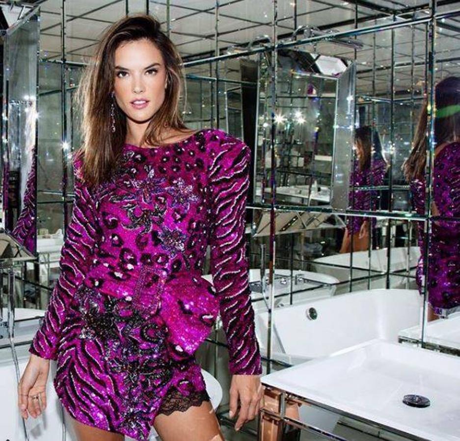 Alessandra Ambrosio. La modelo ha subido esta foto de su paso por la la pasarela de Paris junto a la Fundación Vogue