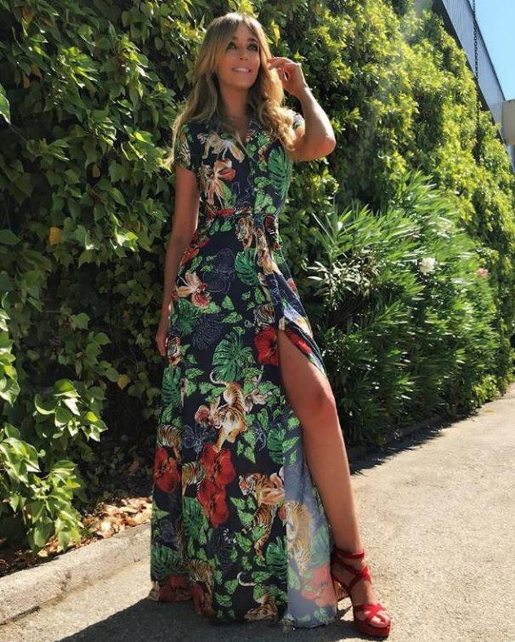 Anna Simon. Con esta foto, la presentadora y humorista presume de look veraniego, un precioso vestido largo floral con un taconazo rojo