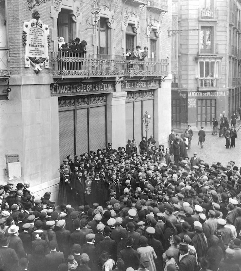 Homenaje a Mariano de Cavia en la calle donde nació. 