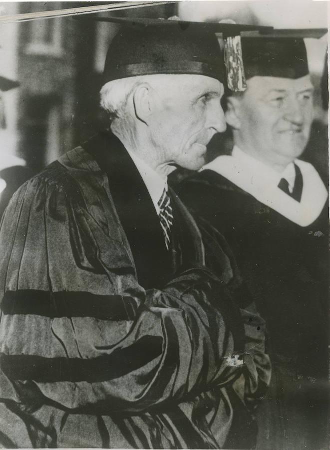 Henry Ford, con birrete y toda académica, durante la ceremonia en la que fue nombrado doctor «honoris causa» por la Universidad de Colgate.. 