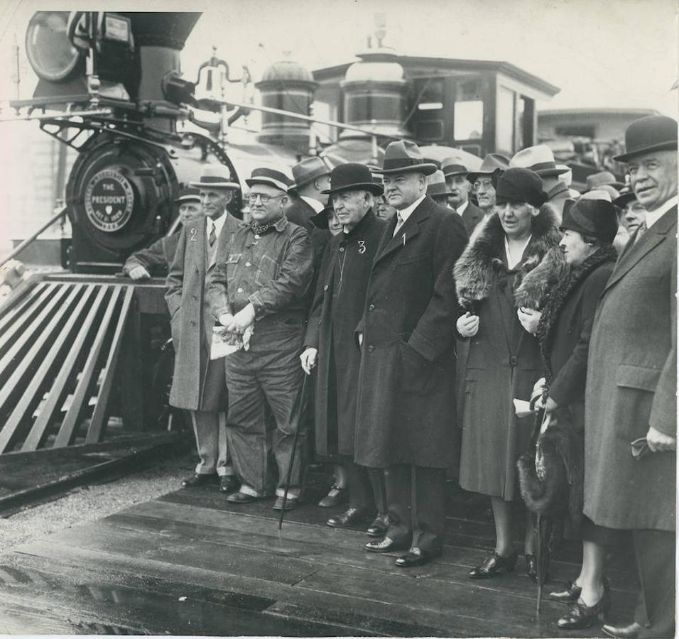 Ford en el homenaje a Thomas Edison al cumplirse 50 años de la invención de la bombilla. En la imagen, el inventor junto a Henry Ford, el presidente Herbert Hoover, y su mujer, en la estación Smith's Creek.