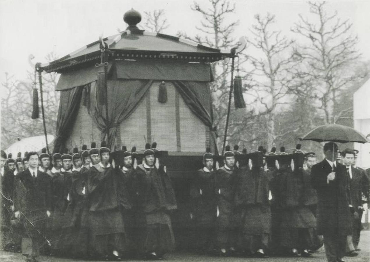 Funeral de Hiro Hito en 1989. En la iamgen, el palanquín con los restos del emperador transportado por los guardias imperiales desde el palacio imperial a los jardines de Shinjuku, donde tuvo lugar el funeal.