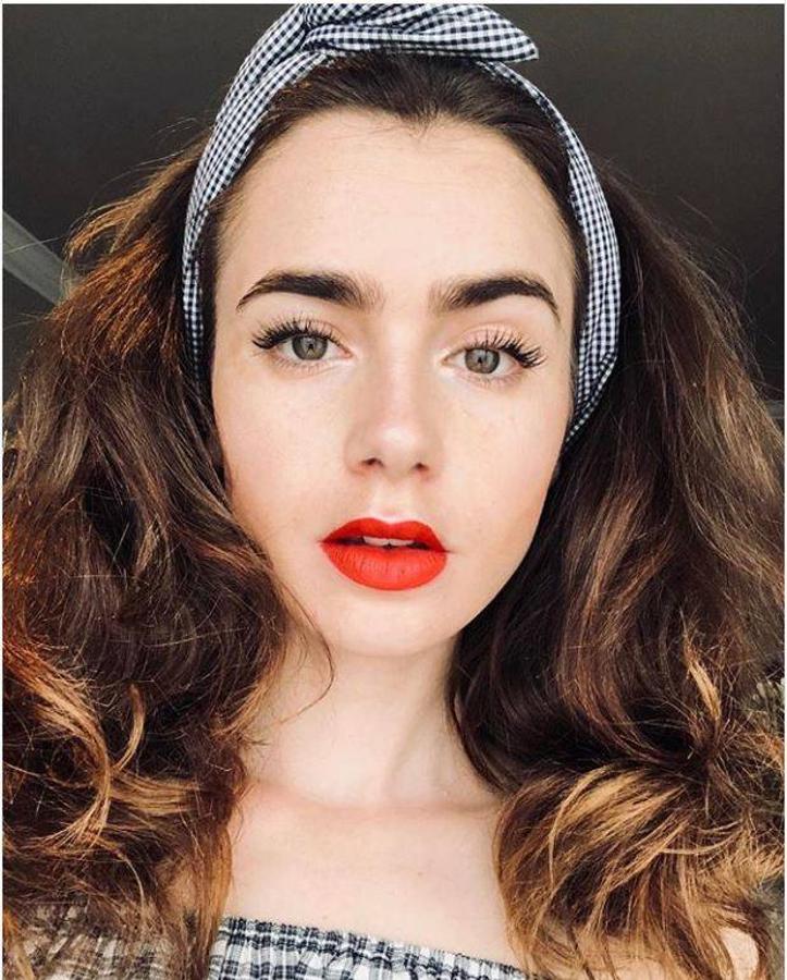 Lily Collins. La actriz y modelo británica-estadounidense felicita a todos sus compratiotas el Día de la Independencia de Estados Unidos con esta foto tan sugerente