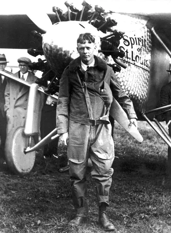 El piloto norteamericano Charles Lindbergh con su avión «El espíritu de San Luis» con el que realizó el primer vuelo del Atlántico en solitario y sin escalas. Con este avión realizó el primer vuelo del Atlántico en solitario y sin escalas
