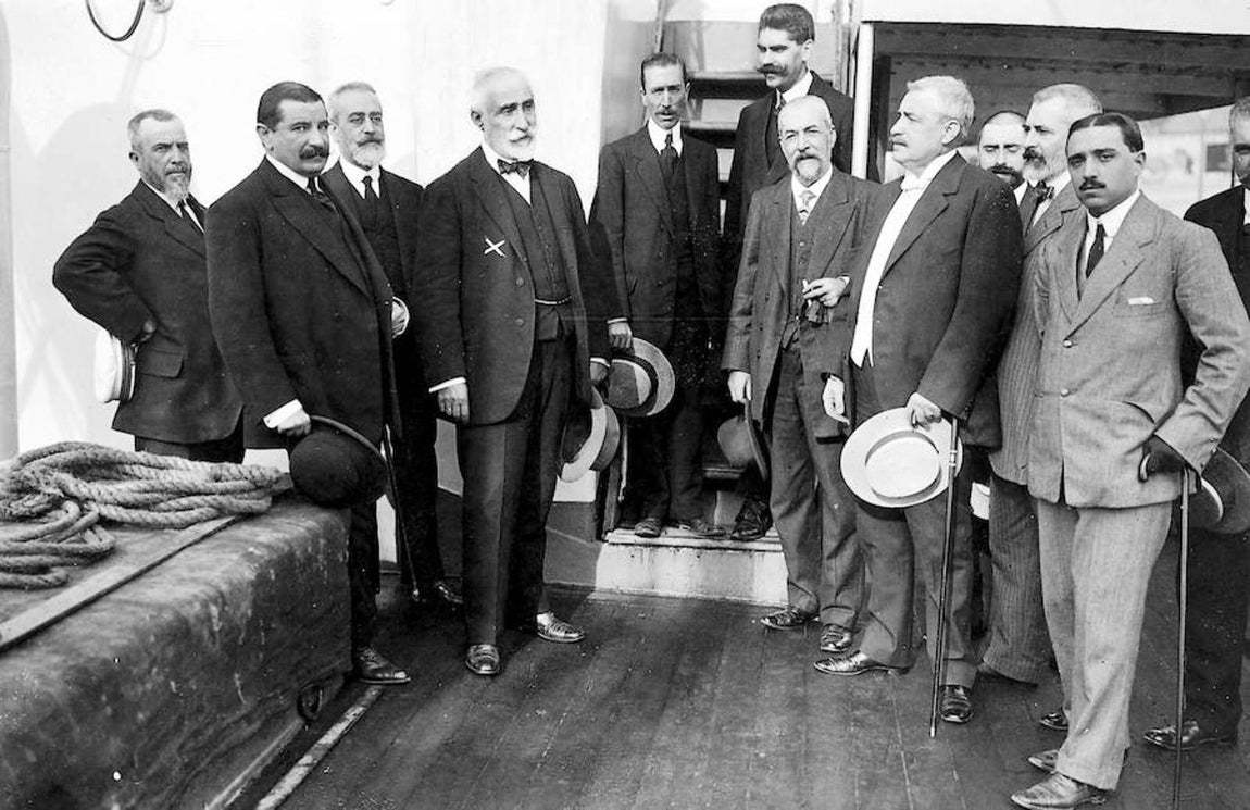 Regreso de Maura a Madrid con miembros del Partido Conservador. Maura pronuncia un discurso en el barco «Rey Jaime II»