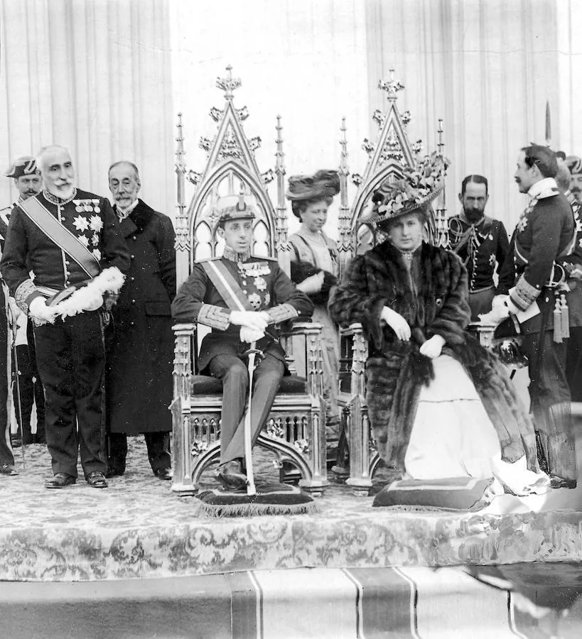 El Rey Alfonso XIII en la tribuna desde la que presidieron la inauguración del monumenro de Los Sitios. 