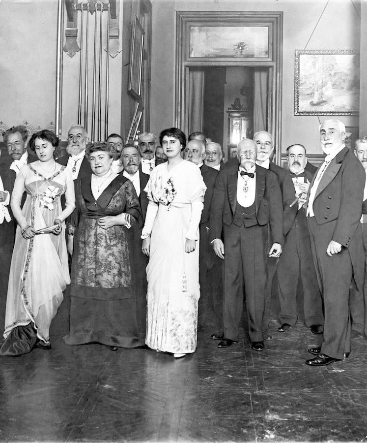 Antonio Maura junto a su familia y académicos. 