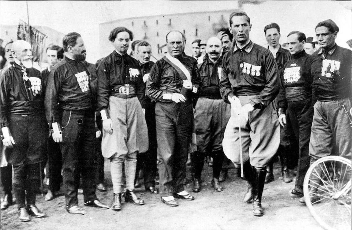 Mussolini en Nápoles junto a Bianchi, Balbo, María de Vecchi y camisas negras antes de la «Marcha sobre Roma». 
