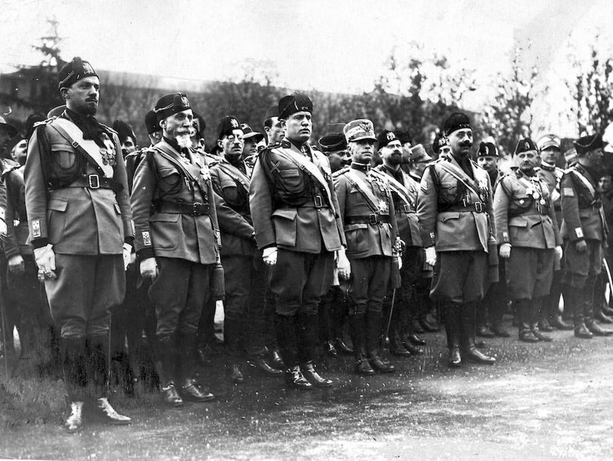 Conmemoración del triunfo del fascismo en Italia en septiembre de 1923. Mussolini junto a los ministros