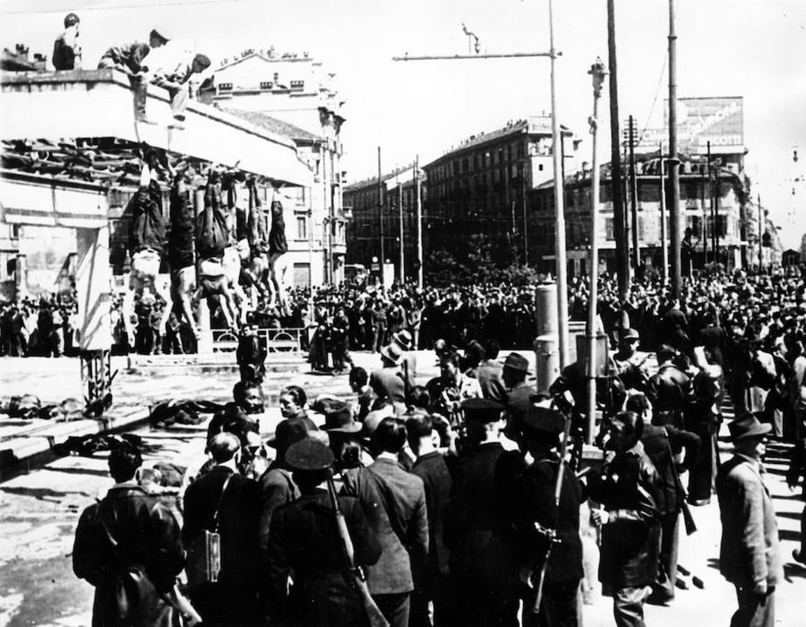 Cadáveres fascistas cuelgan del techo de Piazzale, Milán. Mussolini y su amante Claretta Petacci aparecen colgados