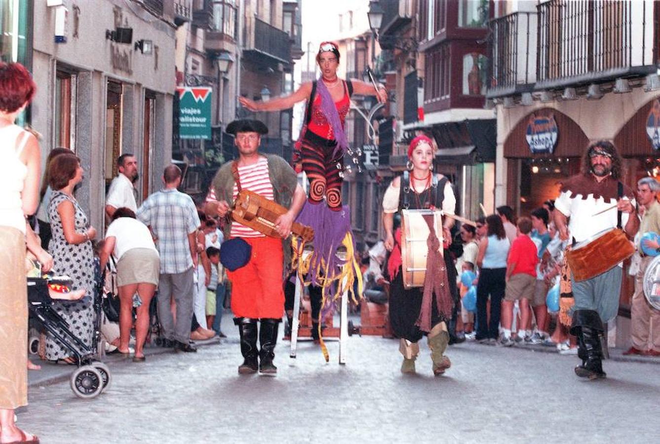 Desfile de gigantes cabezudos y charangas en las vísperas de las fiestas de Toledo. 2001. 