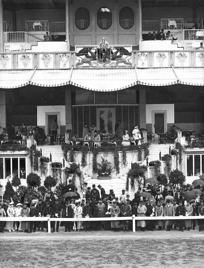 Carreras de caballos en Viena presenciado por Francisco Fernando y su esposa. 