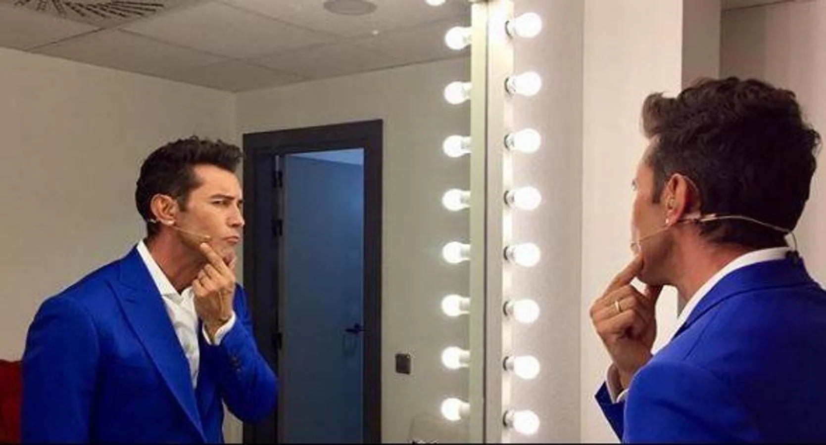 Jesús Vázquez. El presentador de televisión de prepara frente al espejo para la final del talent show «Factor X»