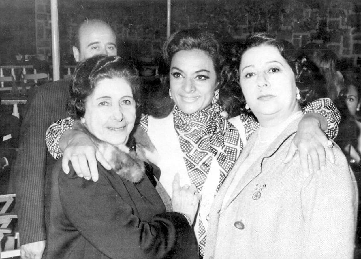 Pastora Imperio, Lola Flores y Concha Piquer en la comunión de Antonio Flores en 1969. 