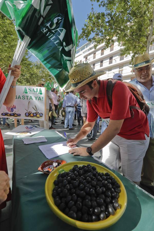 Protesta de agricultores en el consulado americano de Sevilla