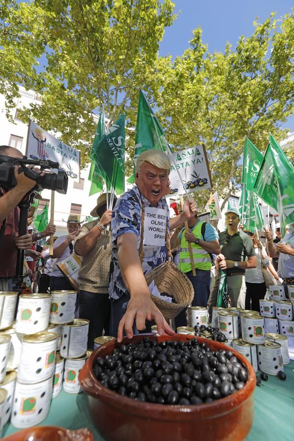 Protesta de agricultores en el consulado americano de Sevilla