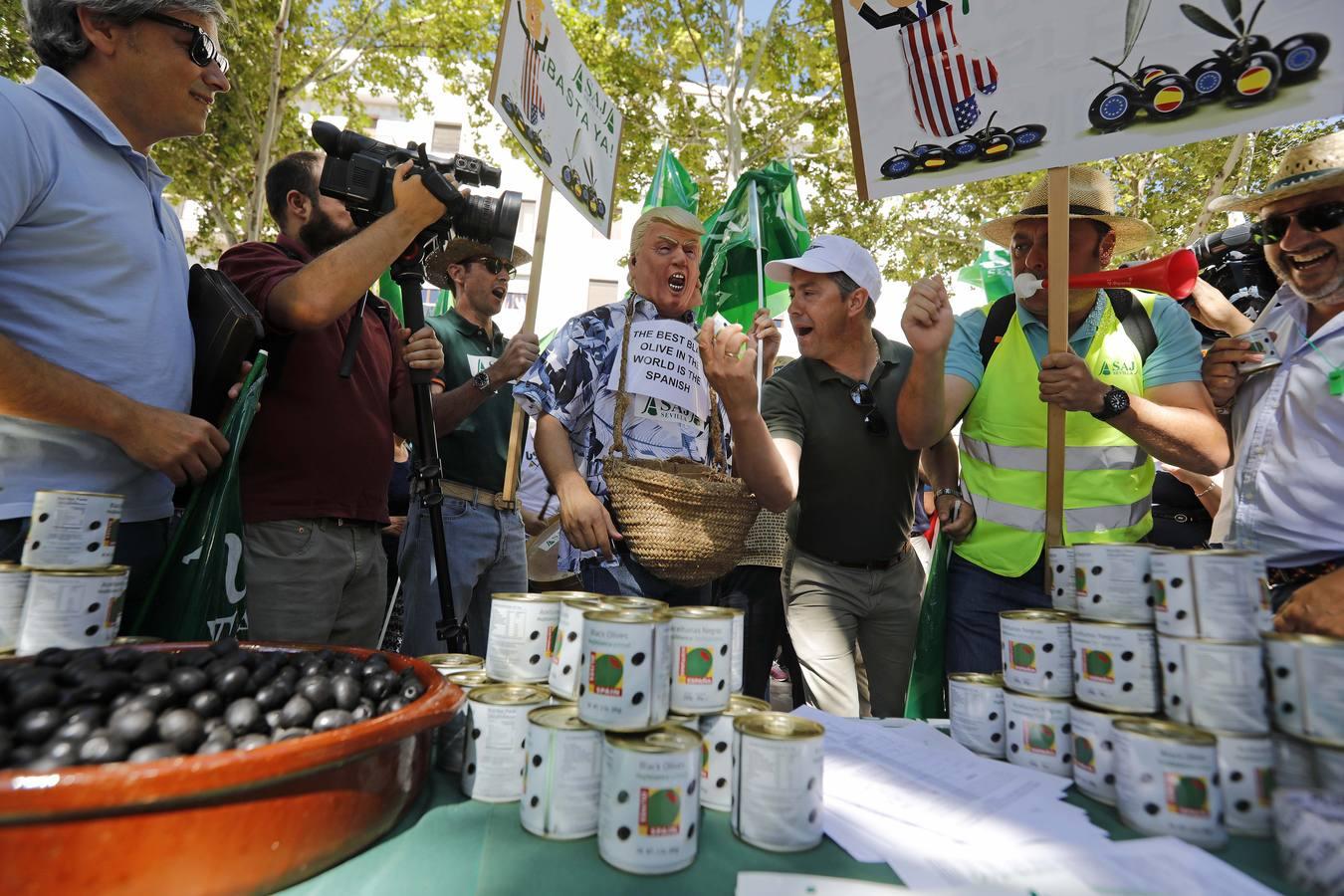 Protesta de agricultores en el consulado americano de Sevilla