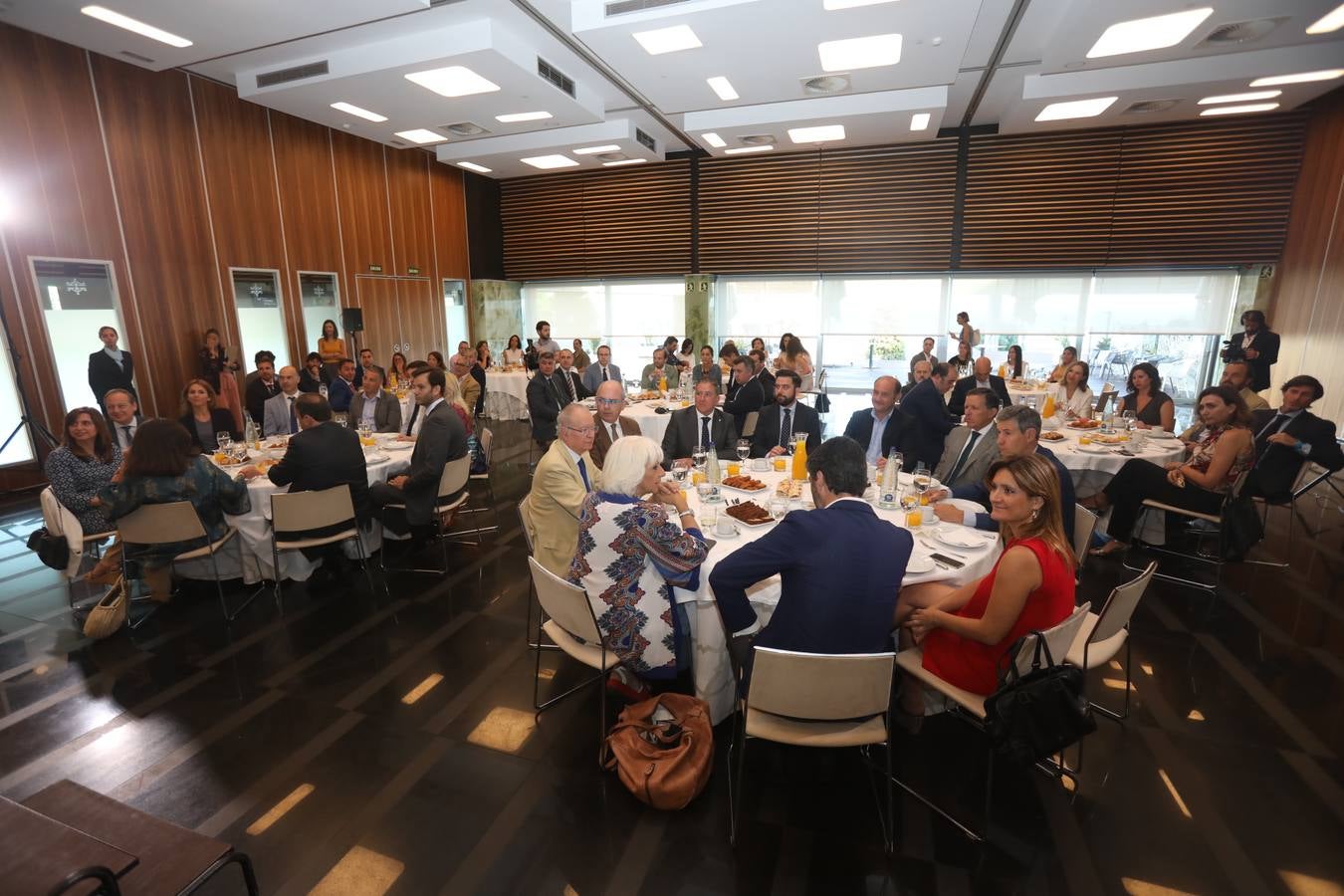 Vista general de los asistentes durante el desayuno 'La Mirada Económica' en el Parador de Cádiz.