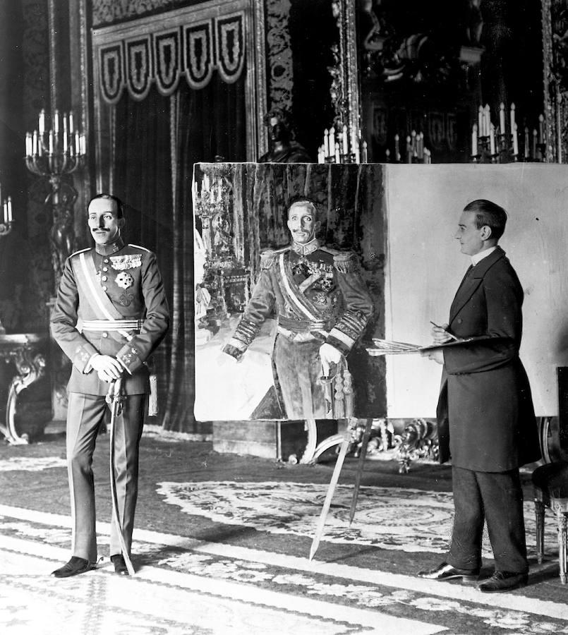 El Rey Alfonso XIII en una sesión con el pintor Pardiñas para Buenos Aires. 