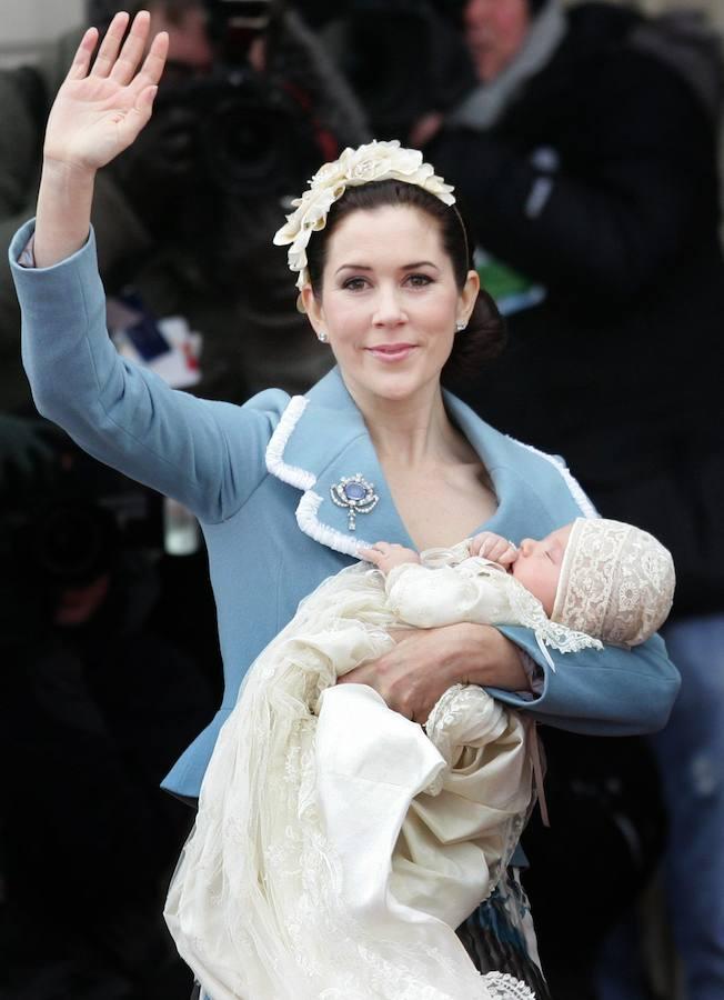 Mary de Dinamarca, con traje de chaqueta y falda azul en el bautizo de su primogénito, el príncipe Christian. 