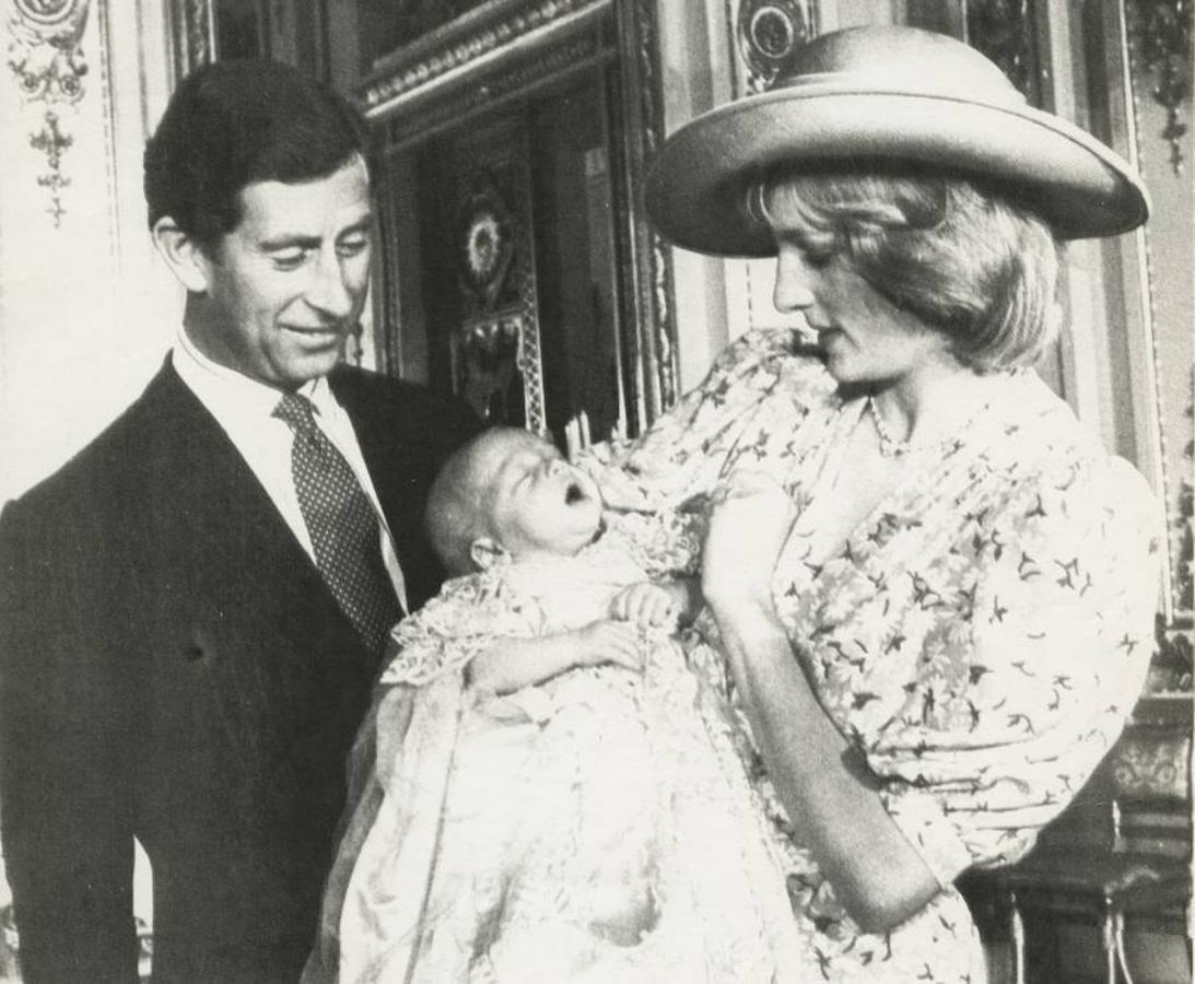 Diana de Gales eligió un vestido de flores en rosa y blanco para el bautizo de Guillermo de Inglaterra, así como un sombrero fucsia a juego. 