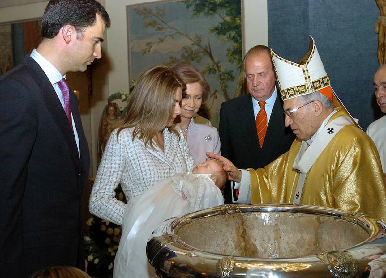 Doña Letizia, con traje de chaqueta y melena suela en el bautizo de la Princesa Leonor. 