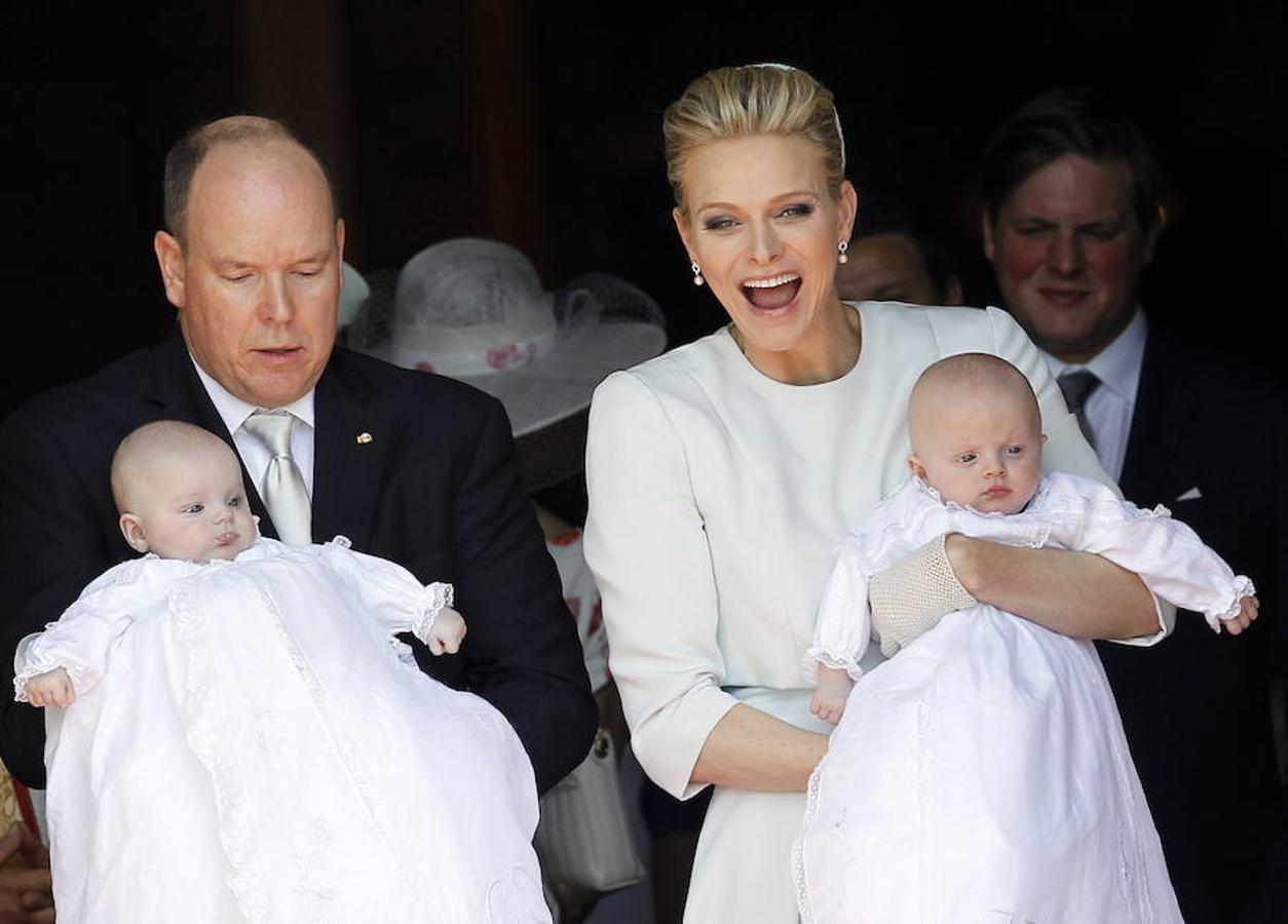 Charlène de Mónaco, de blanco en el bautizo de los mellizos Jacques y Gabriella de Mónaco. 