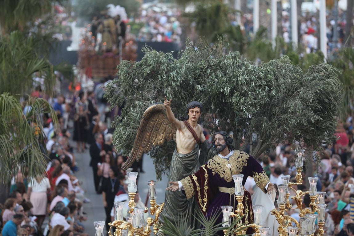 El Vía Crucis diocesano de Cádiz, en imágenes