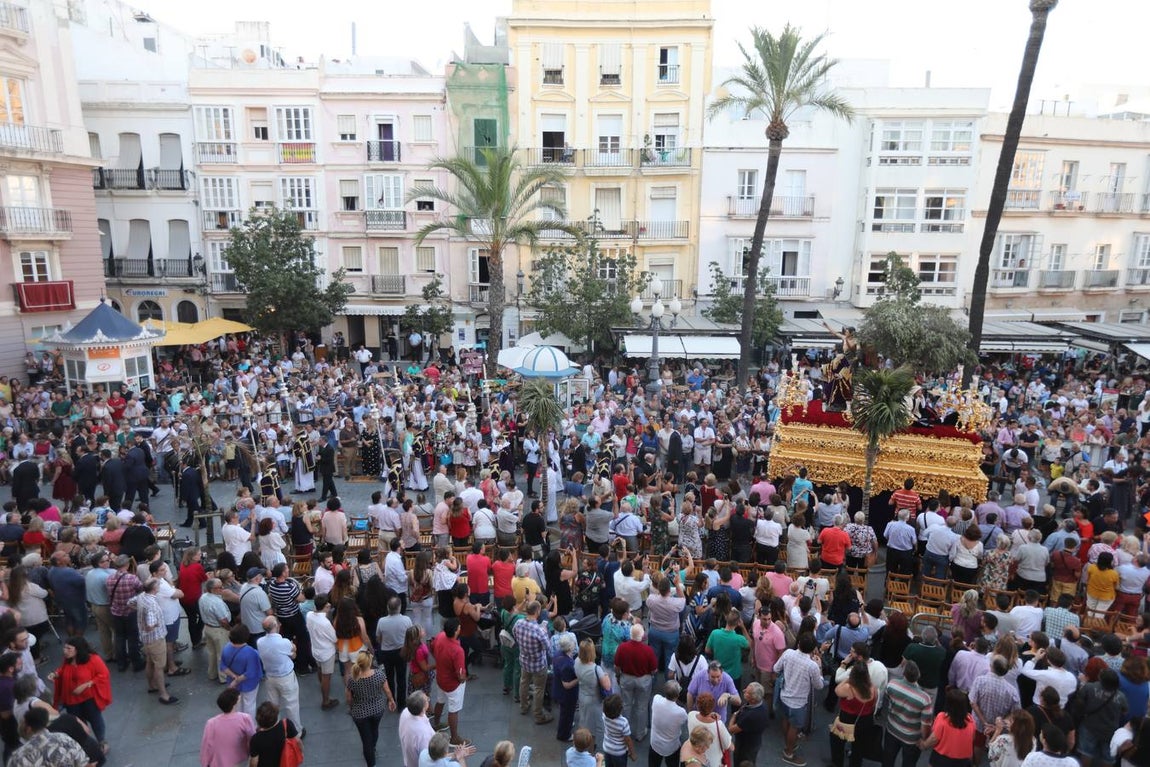 El Vía Crucis diocesano de Cádiz, en imágenes