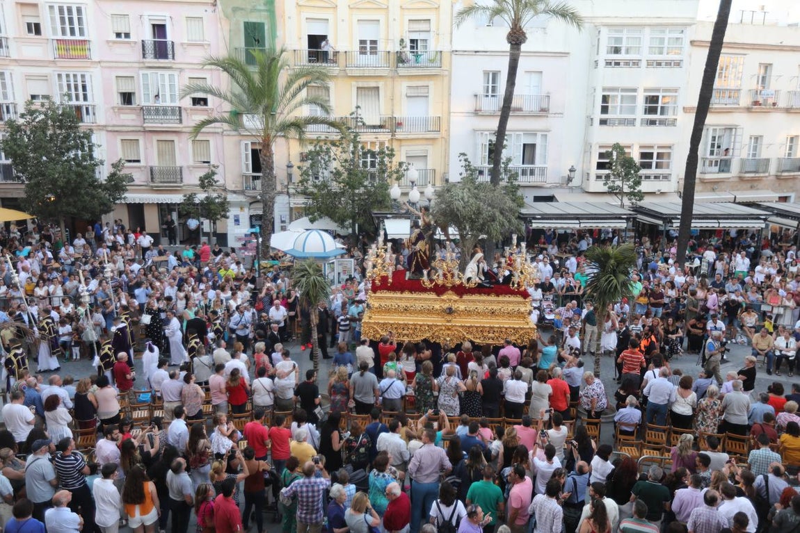 El Vía Crucis diocesano de Cádiz, en imágenes