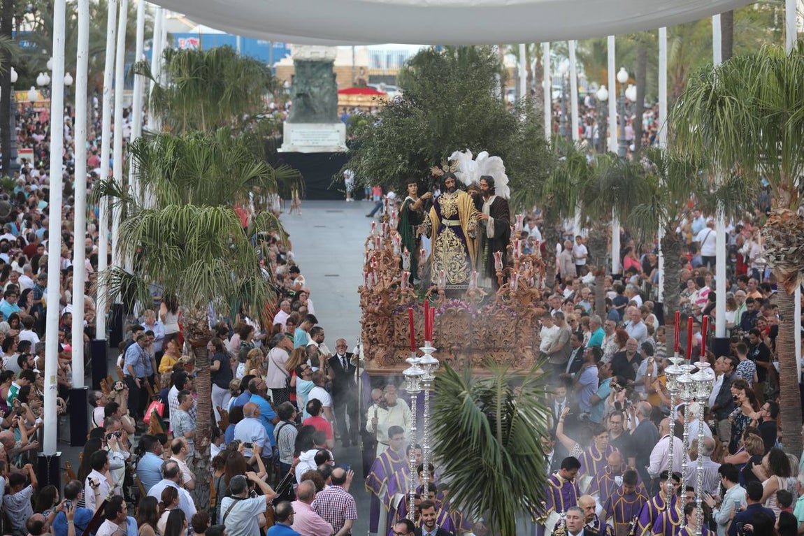 El Vía Crucis diocesano de Cádiz, en imágenes