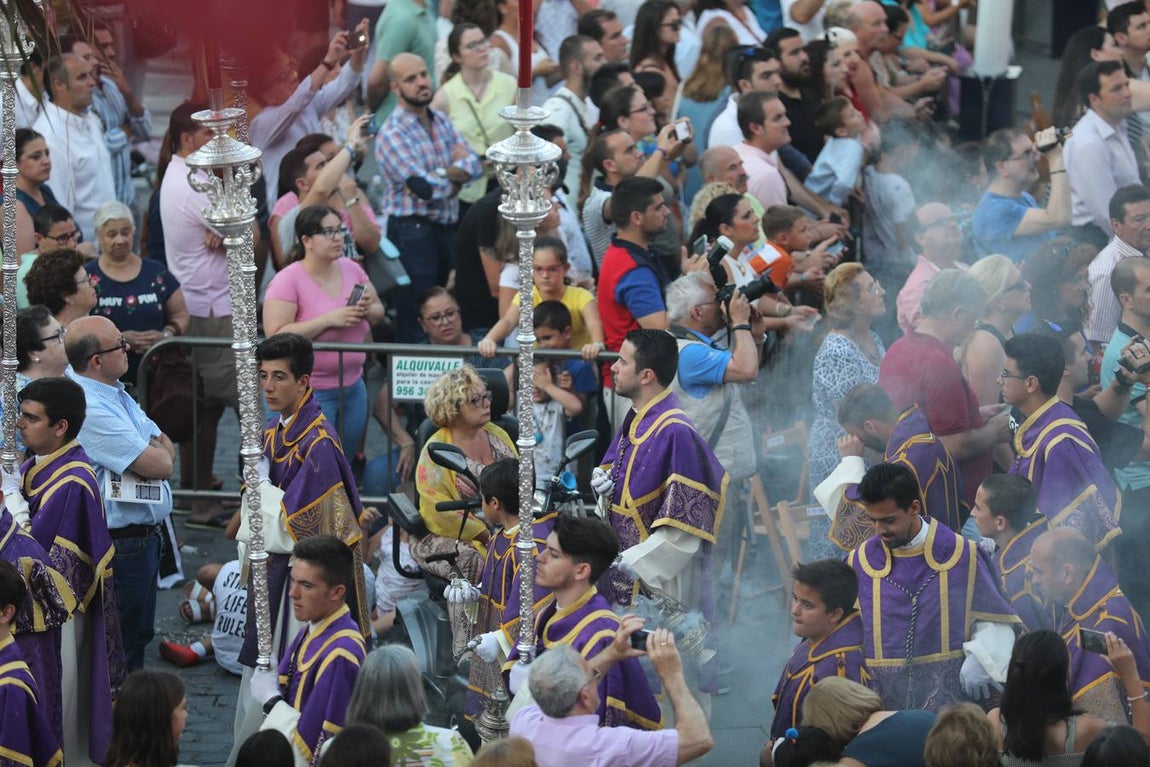 El Vía Crucis diocesano de Cádiz, en imágenes