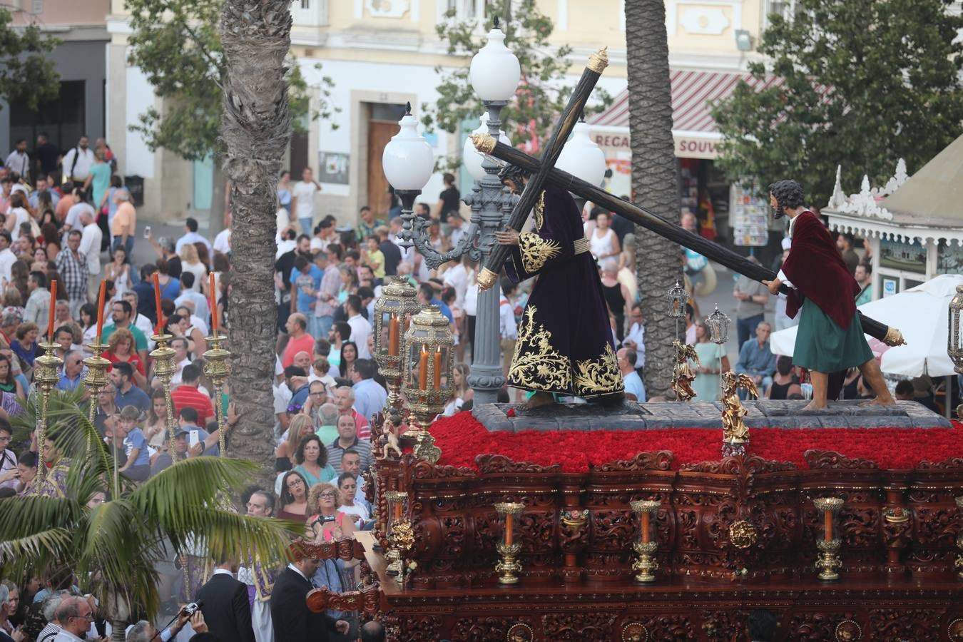 El Vía Crucis diocesano de Cádiz, en imágenes