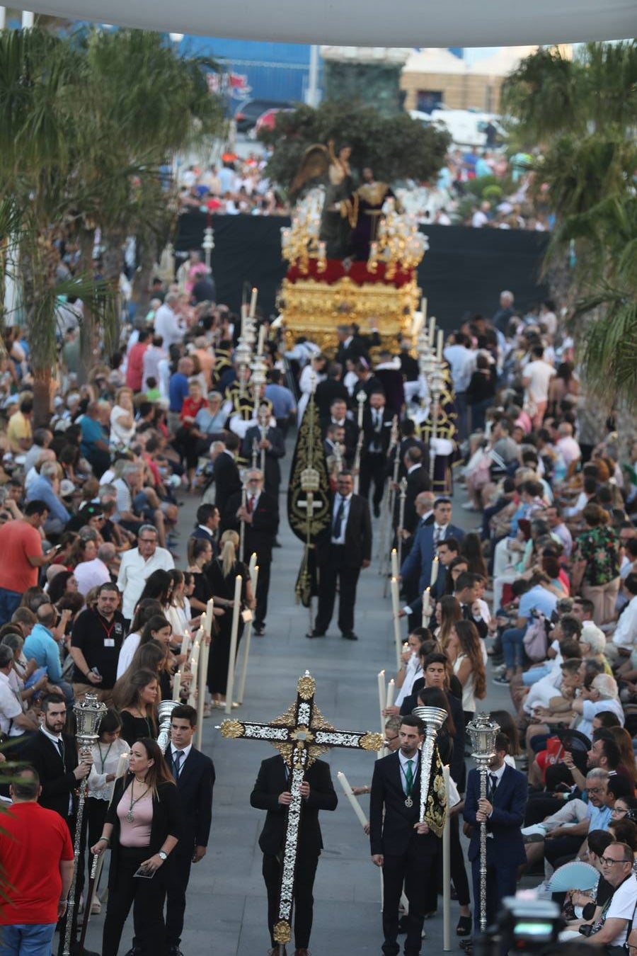 El Vía Crucis diocesano de Cádiz, en imágenes