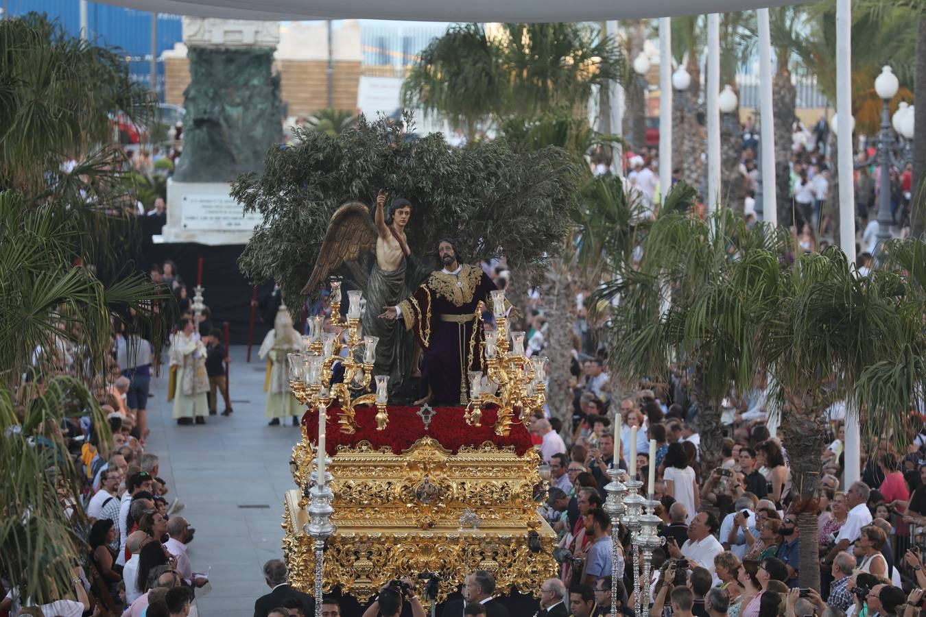 El Vía Crucis diocesano de Cádiz, en imágenes