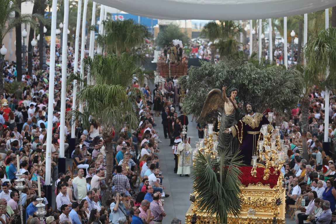 El Vía Crucis diocesano de Cádiz, en imágenes