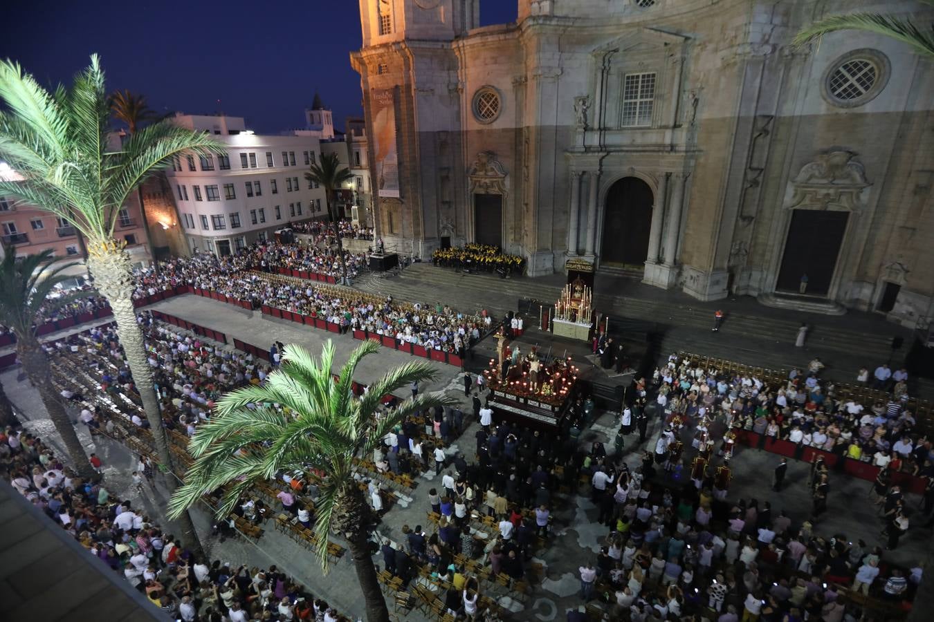 El Vía Crucis diocesano de Cádiz, en imágenes (II)