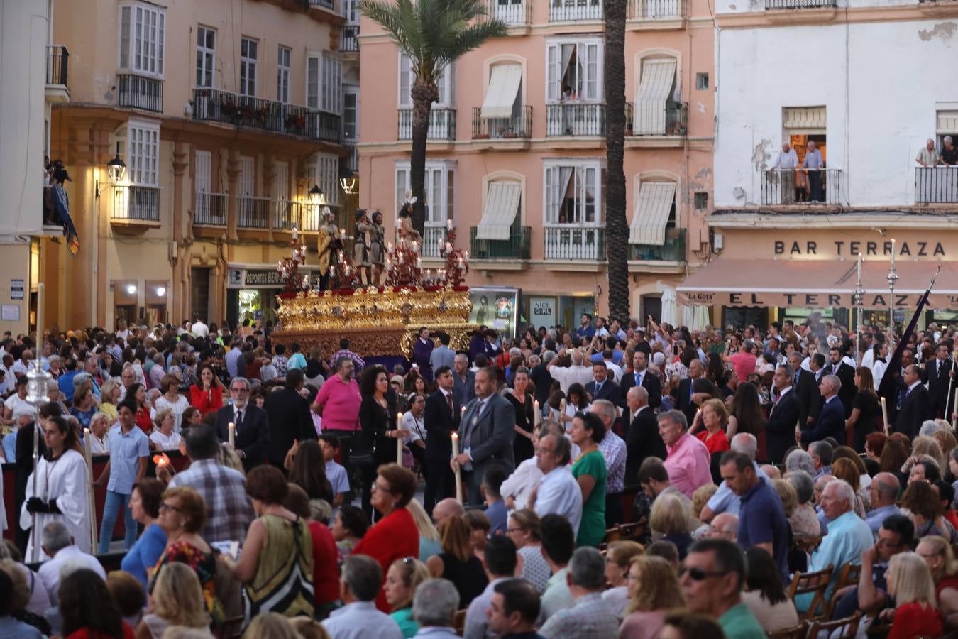 El Vía Crucis diocesano de Cádiz, en imágenes (II)