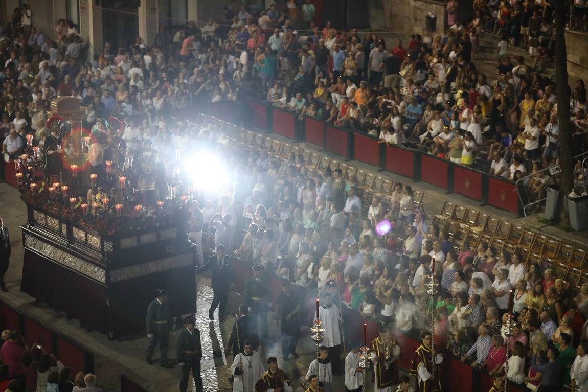 El Vía Crucis diocesano de Cádiz, en imágenes (II)