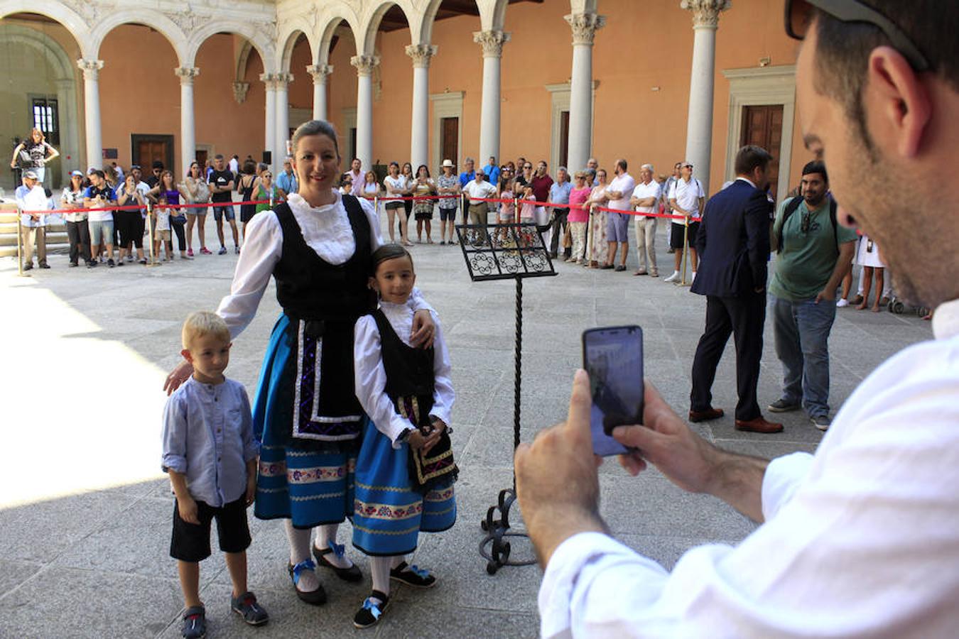 El Baile de la Bandera «toma» el Alcázar de Toledo