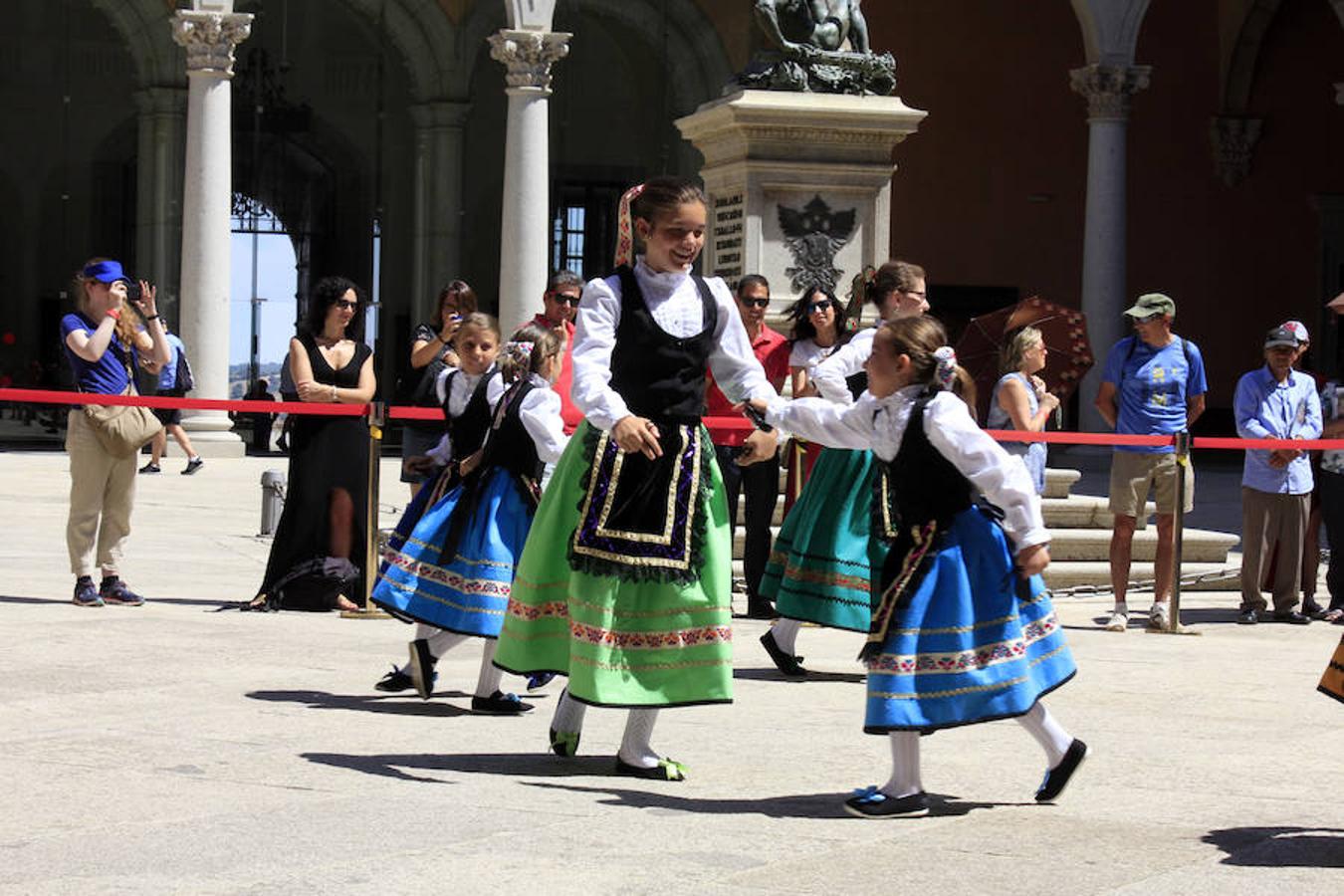 El Baile de la Bandera «toma» el Alcázar de Toledo