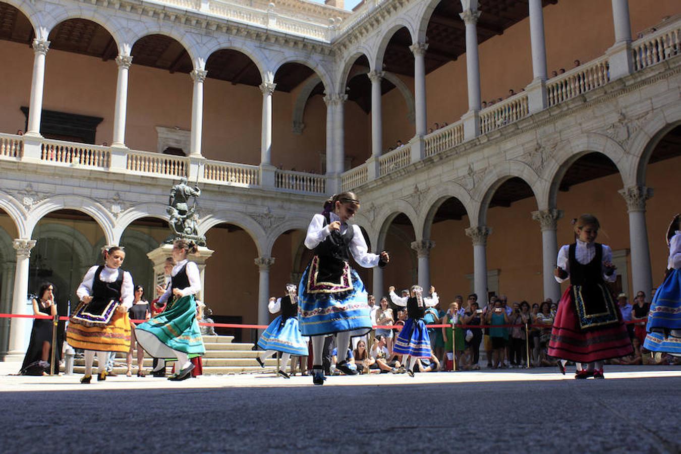 El Baile de la Bandera «toma» el Alcázar de Toledo